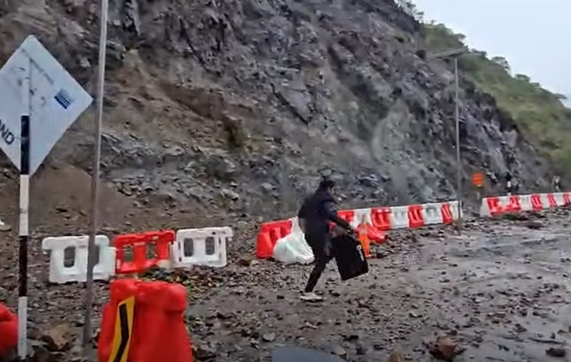 DESLIZAMIENTO BLOQUEÓ VÍA INTEROCEÁNICA SUR EN CURAHUASI Y FUE HABILITADA TRAS TRABAJOS DE LIMPIEZA